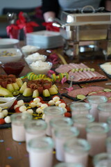 Reichhaltiges Buffet mit Wurst, Käse und Desserts für Frühstück / Catering