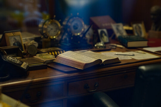 bible on president harry s. truman desk at presidential library opened to the 23 psalms