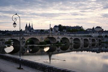 Pont Jacques-Gabriel à Blois le soir