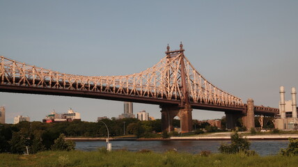 Fototapeta premium Queensboro Bridge over the East River in New York City at Sunset