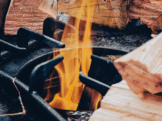 Flammen steigen aus einer Tonne hervor
