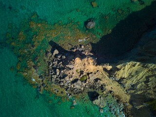 Formación rocosa costera de Es Paller, Ibiza, vista aérea desde dron sobre aguas turquesas (Cala Sant Vicenç)