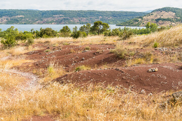 Lac du Salagou avec falaises rouges, colline, montagne et arbre, Hérault, Occitanie, France