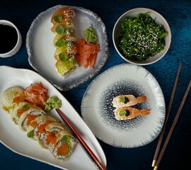 Różne zestawy sushi  z dodatkiem glonów © Fotosylwester