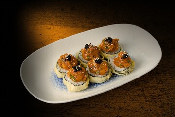 Sushi z ryżem i wędzonym łososiem