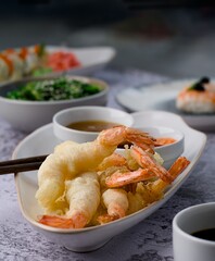 Krewetki w tempurze  z ostrym sosem chili iwakame