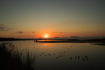 Amanecer en la playa, desde la Laguna de Vera en Almeria, España