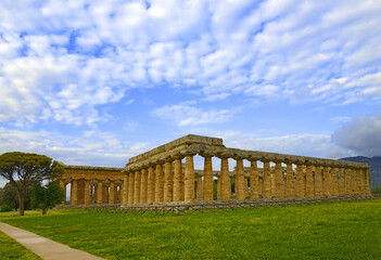 Obraz premium Temple of Hera in Paestum, Greek temple of Magna Graecia, the ruins of the ancient city of Paestum. UNESCO World Heritage Site, municipality of Capaccio, province of Salerno, Italy