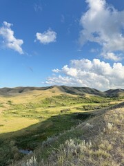 Obraz premium Mountain landscape with blue sky and a trail