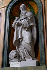 Fototapeta premium San Marcos Evangelista Statue in Segovia, Spain