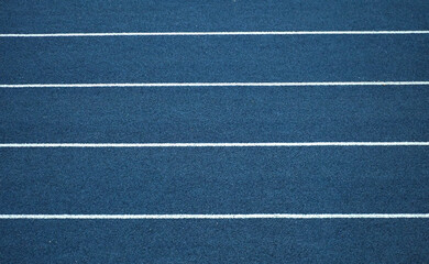 Blaue Tartanbahn mit wei&szlig;en Laufbahnlinien &ndash; Stadiontextur von oben