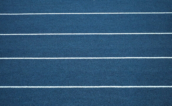Blaue Tartanbahn mit wei&szlig;en Laufbahnlinien &ndash; Stadiontextur von oben