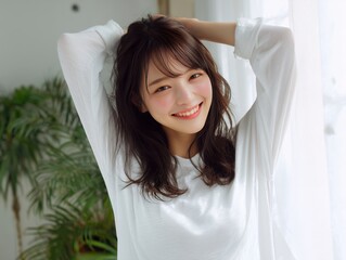 Fototapeta premium 笑顔で手を上げる日本人女性