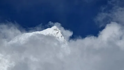 Wanddecoratie Huisarts Mit Schnee bedeckter Berggipfel ragt aus einer Wolkendecke empor  © Foto Joe