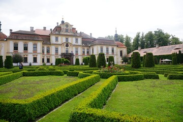 Obraz premium Historic European mansion with manicured gardens.