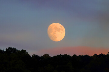 Obraz premium full moon over the mountains