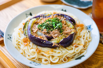 ツナと蒸しナスの冷やし梅ダレうどん