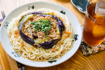ツナと蒸しナスの冷やし梅ダレうどん
