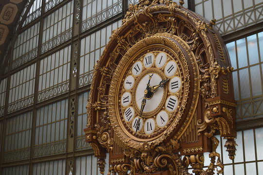 Rel&oacute;gio dourado ornamentado no interior do Museu d&rsquo;Orsay em Paris
Ornate golden clock inside the Mus&eacute;e d&rsquo;Orsay in Paris