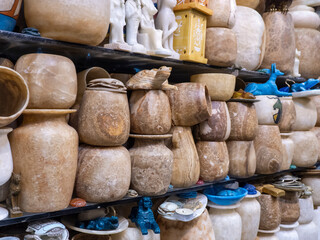 Colección de vasijas y artesanías de piedra en tienda de recuerdos egipcios