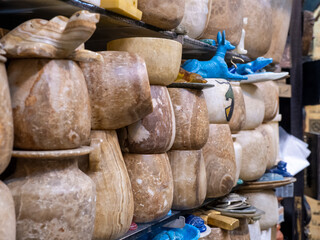 Colecci&oacute;n de vasijas y artesan&iacute;as de piedra en tienda de recuerdos egipcios