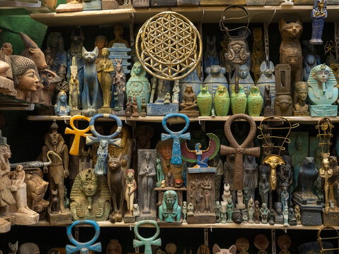 Figuras de dioses y s&iacute;mbolos del antiguo Egipto en tienda de recuerdos
