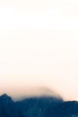 Mystischer Berggipfel in Wolken gehüllt bei Dämmerung