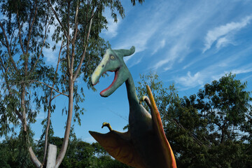 figuras y esculturas de dinosaurio hechas con cemento