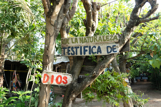 letras y frases pintadas en madera