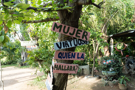 letras y frases pintadas en madera