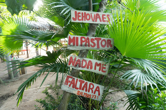 letras y frases pintadas en madera