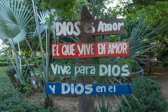 letras y frases pintadas en madera