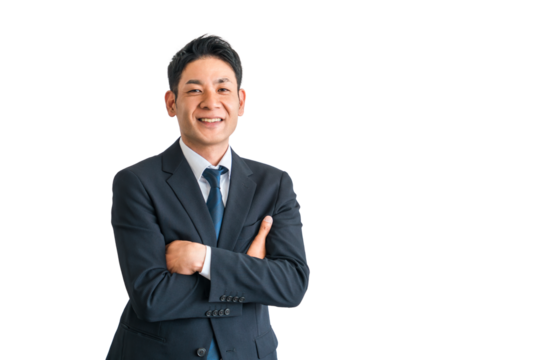 腕組みするスーツ姿のアジア人ビジネスマン（自信・やる気・キャリア）
