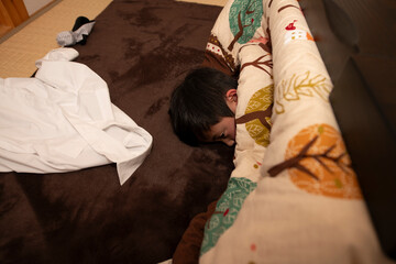 着替えを嫌がる子供