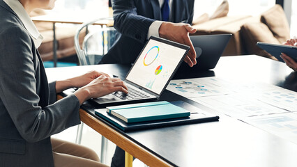 オフィスで会議するビジネスパーソンのグループ