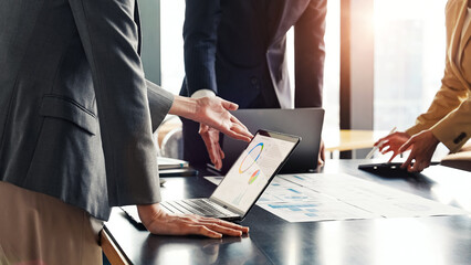 オフィスで会議するビジネスパーソンのグループ