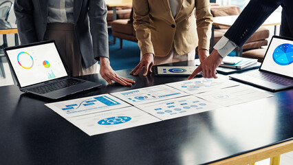 オフィスで会議するビジネスパーソンのグループ