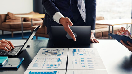 オフィスで会議するビジネスパーソンのグループ