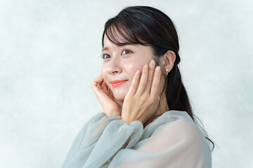 肌に手を添える女性