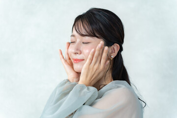 肌に手を添える女性