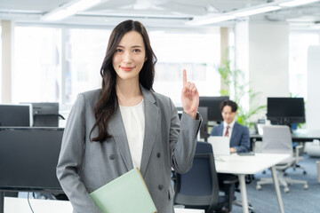 オフィスで働く若いビジネスウーマン