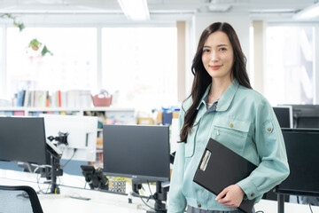 オフィスで仕事をする若い女性エンジニア