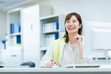 オフィスで働くビジネスウーマン