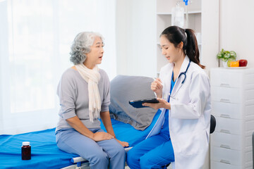 Obraz premium Smiling doctor discussing health with elderly patient. Perfect for medical, healthcare, caregiving,