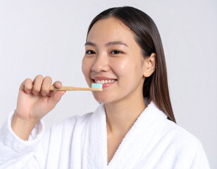 歯磨きをする若い女性/Young woman brushing her teeth