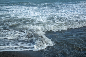 打ち寄せる波。