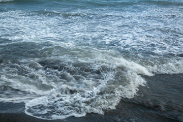打ち寄せる波。