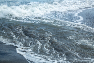 打ち寄せる波。