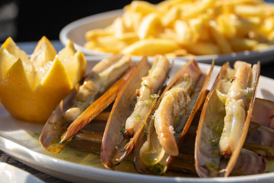 Grilled razor clams with lemon and parsley