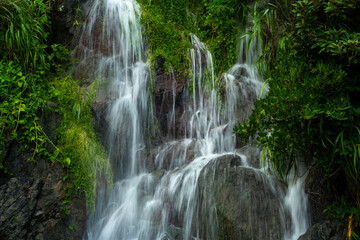 奄美大島の夏の風景。糸をひく水の流れ。